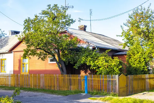 Brest Brest Bölgesi Belarus 19. Eylül 2020 Leninskiy Rayon Brest İlçe Brest Bölgesi Belarus 'ta ahşap kulübeleri ve tuğlalı evleri olan tipik renkli köy sokakları ve yolları.