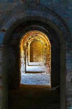 Belarus 'un Leninskiy Rayon Brest Bölgesi' nde Eski Brest Kalesi duvar ve kapı harabeleri inşa ediliyor..