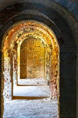 Belarus 'un Leninskiy Rayon Brest Bölgesi' nde Eski Brest Kalesi duvar ve kapı harabeleri inşa ediliyor..