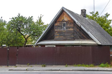 Brest Brest Bölgesi Belarus 26. Eylül 2020 Leninskiy Rayon Brest İlçe Brest Bölgesi Belarus 'ta ahşap kulübeleri ve tuğlalı evleri olan tipik renkli köy sokakları ve yolları.