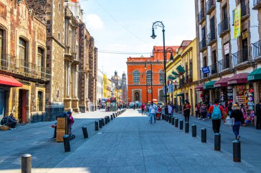 Centro Historico Mexico City 10 numara. Şubat 2021 Yolları İnsanlar trafik trafik ve modern binalar Centro Historico Mexico City.