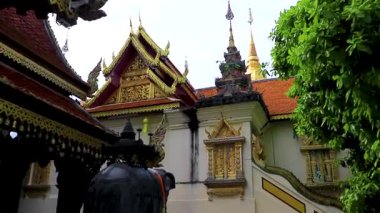 Chiang Mai Amphoe Mueang Chiang Mai Tayland 31 numara. Ekim 2018 Altın stupa pagoda Wat Phra Doi Suthep tapınakları inşa binalar tropikal doğa ve insanlar Chiang Mai Tayland 'da turist.