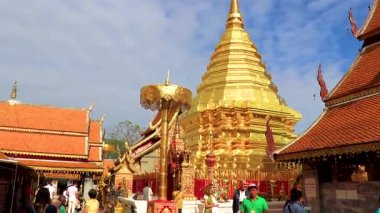 Chiang Mai Amphoe Mueang Chiang Mai Tayland 31 numara. Ekim 2018 Altın stupa pagoda Wat Phra Doi Suthep tapınakları inşa binalar tropikal doğa ve insanlar Chiang Mai Tayland 'da turist.