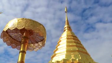 Chiang Mai Amphoe Mueang Chiang Mai Tayland 31 numara. Ekim 2018 Altın stupa pagoda Wat Phra Doi Suthep tapınakları Chiang Mai Tayland 'da inşa ediliyor..