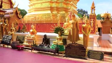 Chiang Mai Amphoe Mueang Chiang Mai Tayland 31 numara. Ekim 2018 'de Buda heykeli heykelleri, Chiang Mai Tayland' daki Doi Suthep tapınaklarının inşa ettiği altın altından Wat Phra heykelleri temsil eder..
