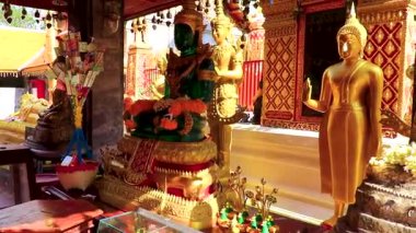 Chiang Mai Amphoe Mueang Chiang Mai Tayland 31 numara. Ekim 2018 'de Buda heykeli heykelleri, Chiang Mai Tayland' daki Doi Suthep tapınaklarının inşa ettiği altın altından Wat Phra heykelleri temsil eder..