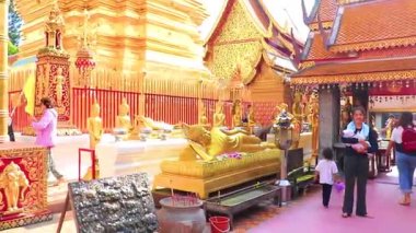 Chiang Mai Amphoe Mueang Chiang Mai Tayland 31 numara. Ekim 2018 'de Buda heykeli heykelleri, Chiang Mai Tayland' daki Doi Suthep tapınaklarının inşa ettiği altın altından Wat Phra heykelleri temsil eder..
