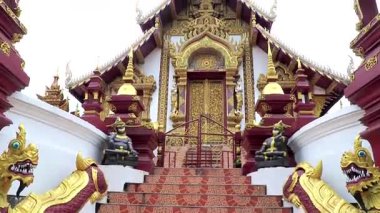 Chiang Mai Amphoe Mueang Chiang Mai Tayland 31 numara. Ekim 2018 Altın Wat Rajamontean tapınağı. Evi ve Buda heykeli heykelleri Chiang Mai Tayland 'da heykel yapıyor..
