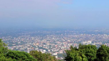 Güney Asya 'daki Chiang Mai Amphoe Mueang Chiang Mai Tayland' ın panoramik manzarası ve tropikal ormanı.
