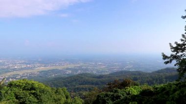 Güney Asya 'daki Chiang Mai Amphoe Mueang Chiang Mai Tayland' ın panoramik manzarası ve tropikal ormanı.