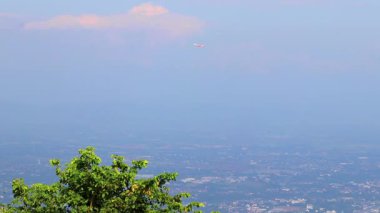 Güney Asya 'daki Chiang Mai Amphoe Mueang Chiang Mai Tayland' ın panoramik manzarası ve tropikal ormanı.
