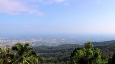 Güney Asya 'daki Chiang Mai Amphoe Mueang Chiang Mai Tayland' ın panoramik manzarası ve tropikal ormanı.