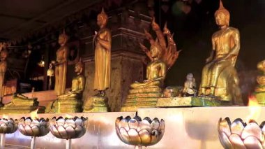 Buda heykeli heykeli altın sarısı Wat Phra 'da Doi Suthep tapınağında Buda heykelleri heykel ve Chiang Mai Tayland' da ateş.