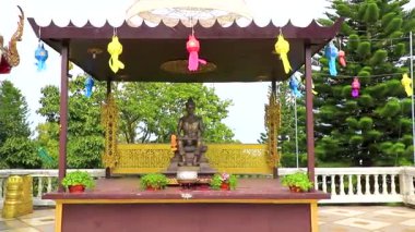 Chiang Mai Amphoe Mueang Chiang Mai Tayland 31 numara. Ekim 2018 Altın stupa pagoda Wat Phra Doi Suthep tapınakları inşa binalar tropikal doğa ve insanlar Chiang Mai Tayland 'da turist.