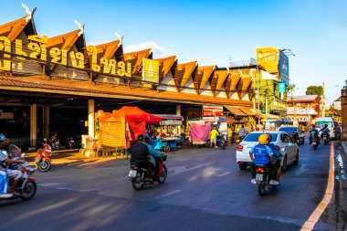 Chiang Mai Tayland 30 numara. Ekim 2018 Renkli şehir caddesi otoyolu. Güney Asya 'da Chiang Mai Amphoe Mueang Mai Tayland' da trafik arabaları ve binalar var..