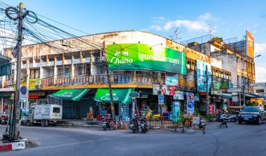 Chiang Mai Tayland 30 numara. Ekim 2018 Renkli şehir caddesi otoyolu. Güney Asya 'da Chiang Mai Amphoe Mueang Mai Tayland' da trafik arabaları ve binalar var..