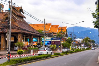 Chiang Mai Tayland 31 numara. Ekim 2018 Renkli şehir caddesi otoyolu. Güney Asya 'da Chiang Mai Amphoe Mueang Mai Tayland' da trafik arabaları ve binalar var..