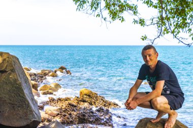 Khao Lak Lam Ru Ulusal Parkı Khuekkhak Amphoe Takua Pa Phang Nga Tayland manzaralı güzel, küçük kumlu plaj manzarasında genç bir turist ve gezgin..