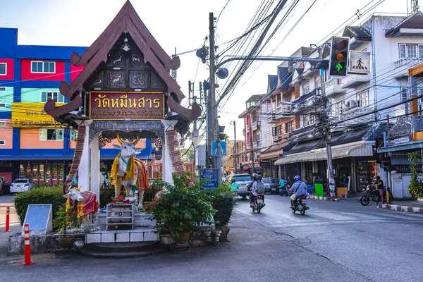 Chiang Mai Tayland 30 numara. Ekim 2018 Renkli şehir caddesi otoyolu. Güney Asya 'da Chiang Mai Amphoe Mueang Mai Tayland' da trafik arabaları ve binalar var..
