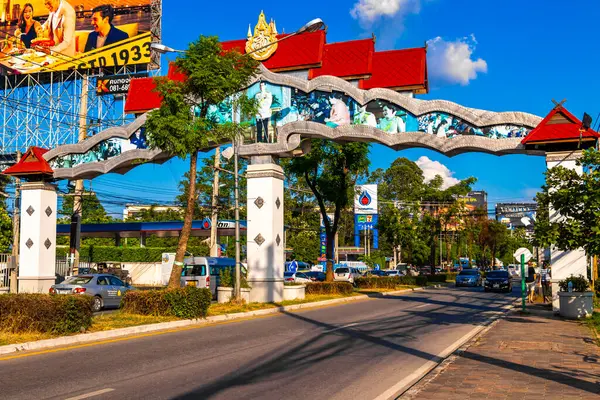 Chiang Mai Tayland 30 numara. Ekim 2018 Renkli şehir girişi sokak yolu otobanının kapısı trafik arabaları ve binalarla Chiang Mai Amphoe Mueang Chiang Mai Tayland.