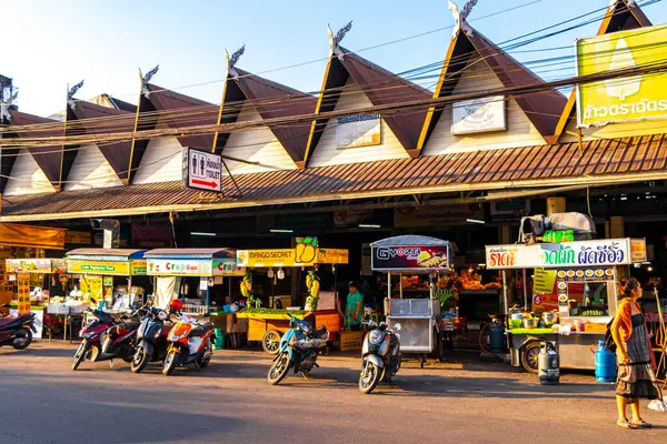 Chiang Mai Tayland 30 numara. Ekim 2018 Renkli şehir caddesi otoyolu. Güney Asya 'da Chiang Mai Amphoe Mueang Mai Tayland' da trafik arabaları ve binalar var..