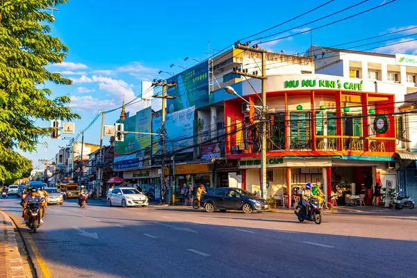 Chiang Mai Tayland 30 numara. Ekim 2018 Renkli şehir caddesi otoyolu. Güney Asya 'da Chiang Mai Amphoe Mueang Mai Tayland' da trafik arabaları ve binalar var..
