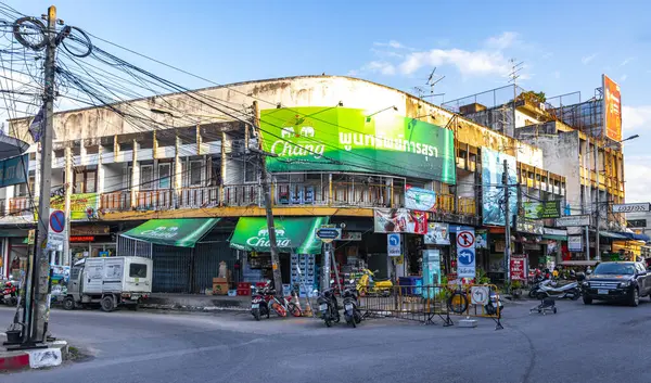 Chiang Mai Tayland 30 numara. Ekim 2018 Renkli şehir caddesi otoyolu. Güney Asya 'da Chiang Mai Amphoe Mueang Mai Tayland' da trafik arabaları ve binalar var..