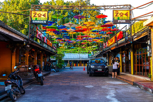 Чианг (Таиланд) 30. Октябрь 2018 Азиатская туристическая улица с красочными зонтиками над ней в Чианг Май Амфой Муанг Чианг Май Таиланд в Юго-Восточной Азии.