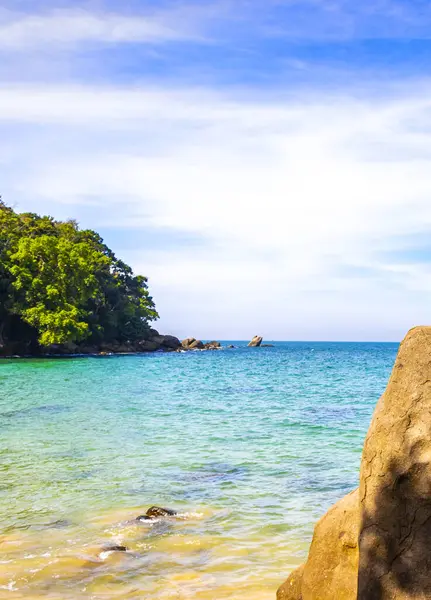 Khao Lak Lam Ru Ulusal Parkı Khuekkhak Phang Nga Tayland 'ın turkuaz mavi su dalgaları ve kayaları ile muhteşem küçük kumlu tropikal manzara manzarası.