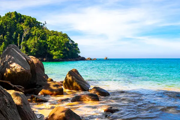 Khao Lak Lam Ru Ulusal Parkı Khuekkhak Phang Nga Tayland 'ın turkuaz mavi su dalgaları ve kayaları ile muhteşem küçük kumlu tropikal manzara manzarası.
