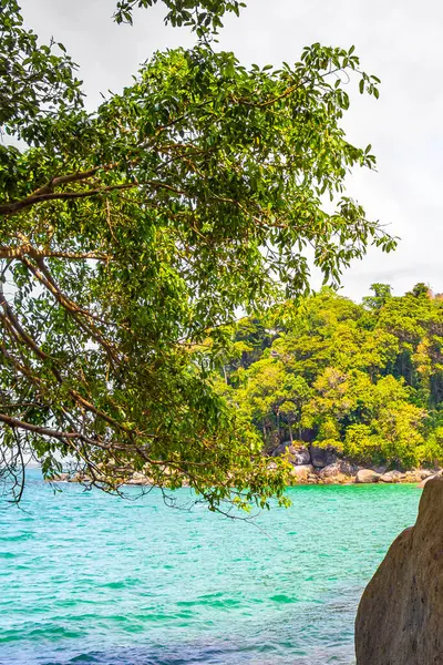 Khao Lak Lam Ru Ulusal Parkı Khuekkhak Phang Nga Tayland 'ın turkuaz mavi su dalgaları ve kayaları ile muhteşem küçük kumlu tropikal manzara manzarası.