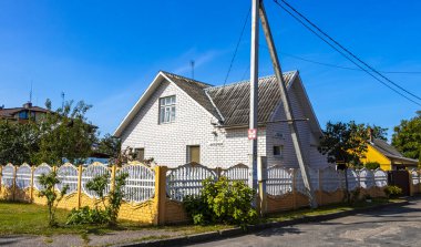 Brest Brest Bölgesi Belarus 20. Eylül 2020 Leninskiy Rayon Brest İlçe Brest Bölgesi Belarus 'ta ahşap kulübeleri ve tuğlalı evleri olan tipik renkli köy sokakları ve yolları.