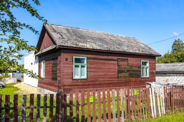 Brest Brest Bölgesi Belarus 20. Eylül 2020 Leninskiy Rayon Brest İlçe Brest Bölgesi Belarus 'ta ahşap kulübeleri ve tuğlalı evleri olan tipik renkli köy sokakları ve yolları.