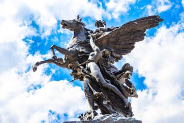 Mexico City Mexico 11. Şubat 2021 Madero anıtı at binicisi heykel figürü ve Mexico City şehir merkezindeki mavi gökyüzü.