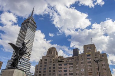 Mexico City Mexico 11. Şubat 2021 Torre Latinoamericana gökdelen yüksek bina ve Mexico City şehir merkezinde mavi gökyüzü Mexico City 'nin tarihi merkezinde.
