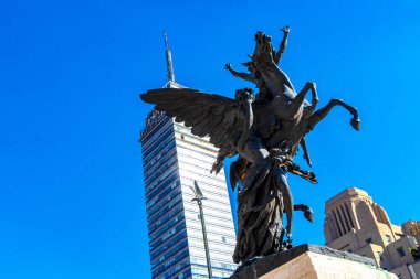 Mexico City Meksika 14. Şubat 2021 Madero anıtı at binicisi heykeli ve Torre Latinoamericana gökdelen yüksek binası ve mavi gökyüzü ile Mexico City şehir merkezinde bir dönüm noktası.