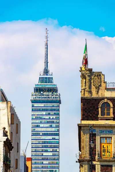Mexico City Mexico 10. Şubat 2021 Torre Latinoamericana gökdelen yüksek bina ve Mexico City şehir merkezinde mavi gökyüzü Mexico City 'nin tarihi merkezinde.