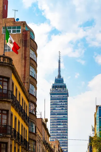 Mexico City Mexico 10. Şubat 2021 Torre Latinoamericana gökdelen yüksek bina ve Mexico City şehir merkezinde mavi gökyüzü Mexico City 'nin tarihi merkezinde.