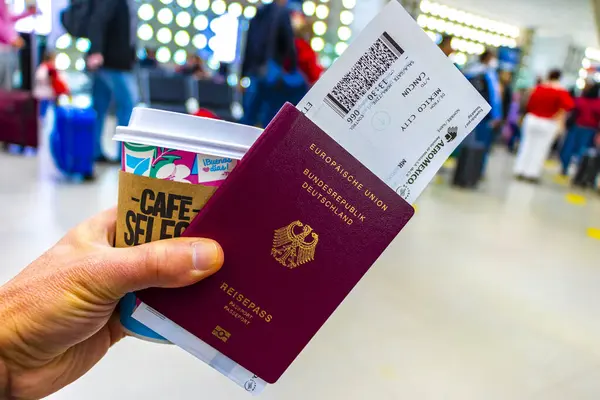 Venustiano Carranza Mexico City 17 numara. Eylül 2021. 11 Eylül. Kahve kupası ve pasaport için kahvenizi alıp Mexico City Havaalanı 'na gidin..