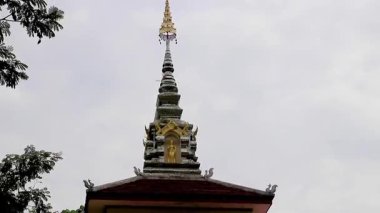 Wat Pha Lat tapınağının mimarisi tropikal doğa ormanlarında Chiang Mai Tayland 'da yürüyüş parkurunda.