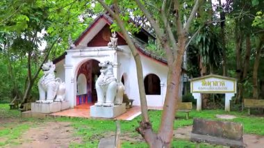Chiang Mai Amphoe Mueang Chiang Mai Tayland 31 numara. Ekim 2018 Wat Pha Lat Tapınağı. Chiang Mai Tayland 'da tropikal doğa ormanlarında mimari yapı inşa ediliyor..
