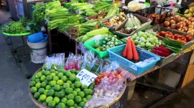 Chiang Mai Amphoe Mueang Chiang Mai Tayland 30 numara. Ekim 2018 'de, Chiang Mai Tayland' daki Ming Muang Pazar 'ında meyve ve sebze pazarı..