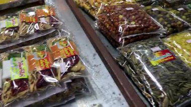 Chiang Mai Amphoe Mueang Chiang Mai Tayland 31 numara. Ekim 2018 'de, Chiang Mai Tayland' daki Ming Muang Pazarında yemek ve diğer mallar..