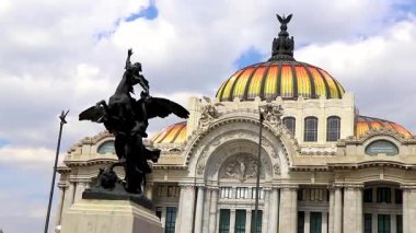 Mexico City, 11 numara. Şubat 2021 Güzel Sanatlar Sarayı bir mimari başyapıt ve at Madero Heykeli Mexico City 'nin tarihi merkezinde..