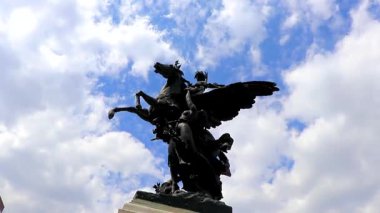 Mexico City Mexico 11. Şubat 2021 Madero anıtı at binicisi heykel figürü ve Mexico City şehir merkezindeki mavi gökyüzü.