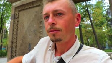 Yakışıklı turist içkileri, kahveyi alıp Centro Historico City Mexico 'daki bir parkta fincana götürür..