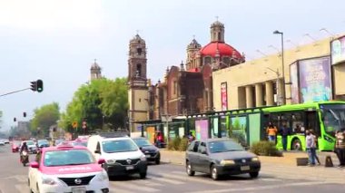 Centro Historico Mexico City 10 numara. Şubat 2021 Yolları İnsanlar trafik trafik ve modern binalar Centro Historico Mexico City.