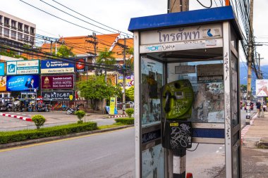 Chiang Mai Tayland 31 numara. Ekim 2018 Güney Asya 'daki Chiang Mai Amphoe Mueang Chiang Mai Tayland' da eski bir telefon kulübesi yıktı ve boyadı..