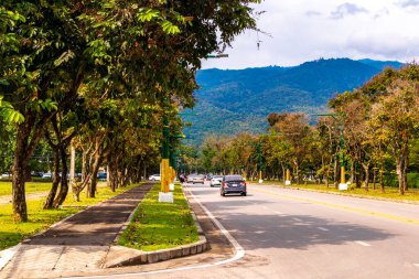 Chiang Mai Tayland 31 numara. Ekim 2018 Renkli şehir ve doğa karayolu trafik arabaları ve binalarla dolu Chiang Mai Amphoe Mueang Chiang Mai Tayland.