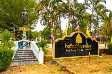 Khao Lak Phang Nga Tayland 09. Şubat 2020 BanBang Niang Okulu Güneydoğu Asya 'daki Khao Lak Amphoe Takua Pa Phang Nga Tayland' daki tipik Tayland okuluna giriş.